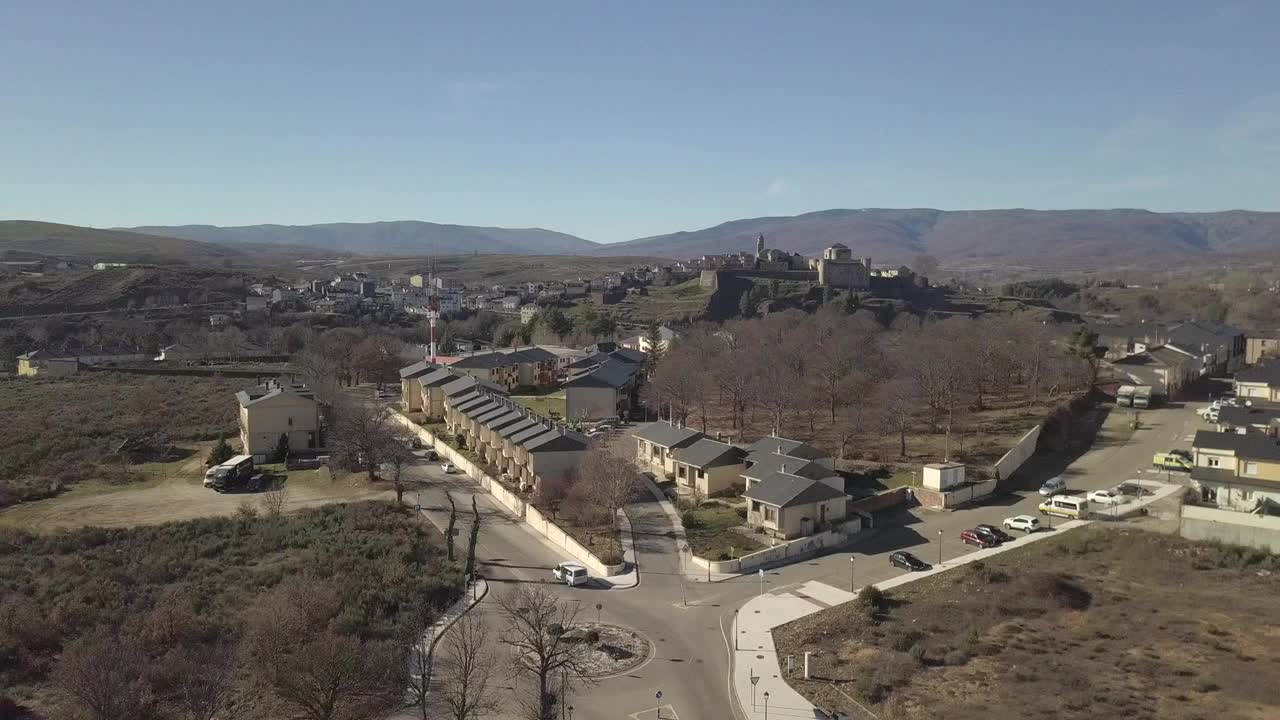 汽车跟踪历史西班牙小镇无人机鸟瞰图视频素材