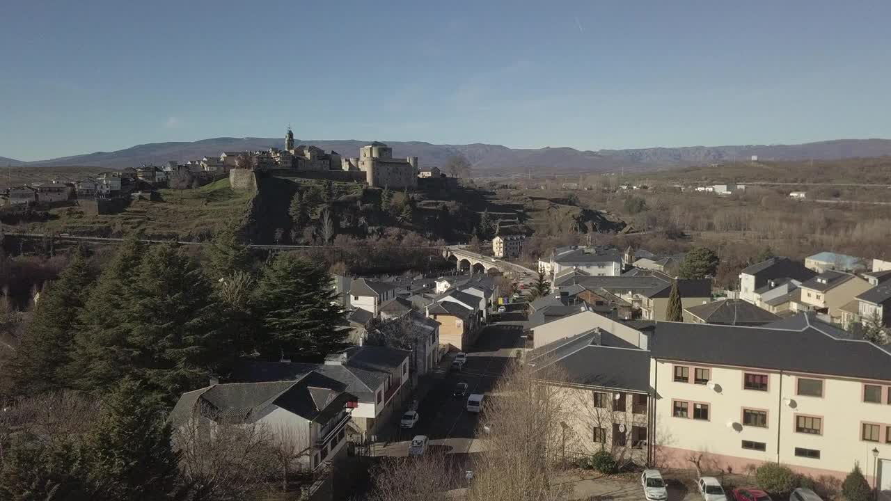 汽车跟踪历史西班牙小镇无人机鸟瞰图视频下载