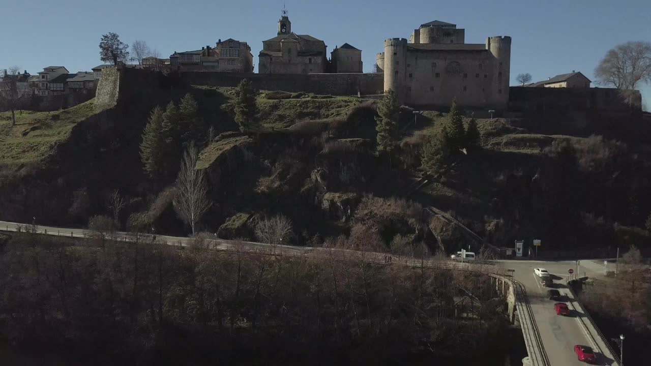 汽车跟踪历史西班牙小镇无人机鸟瞰图视频素材