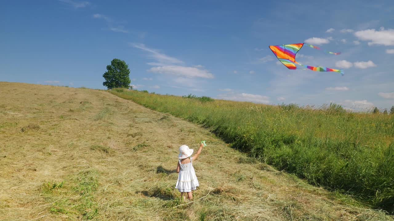 小女孩在玩彩色的风筝视频下载