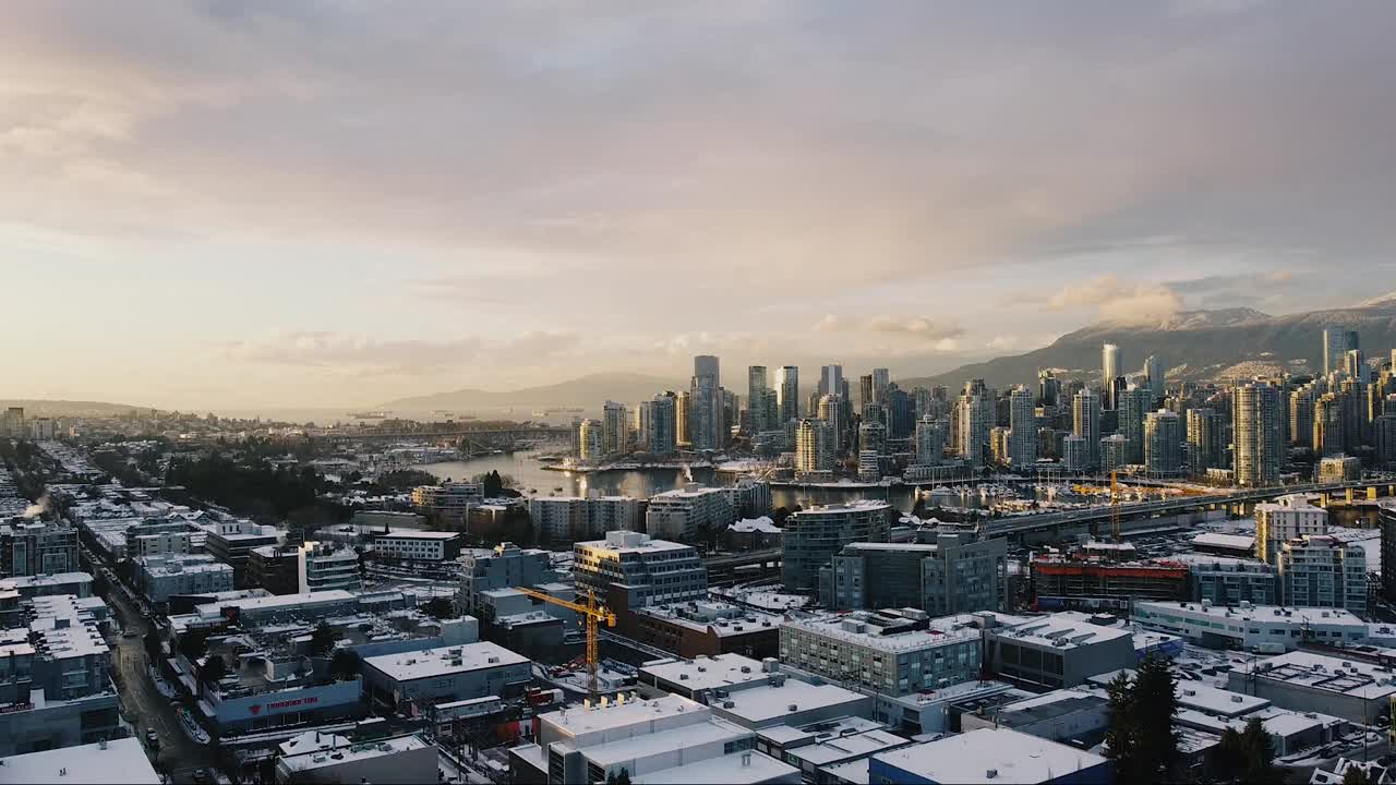 温哥华市中心日落时的开场镜头视频素材