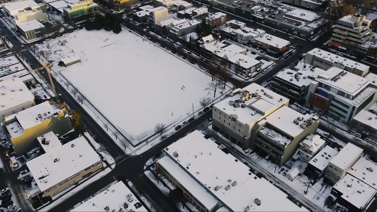 在温哥华的冬天，飞过被雪覆盖的田野视频素材