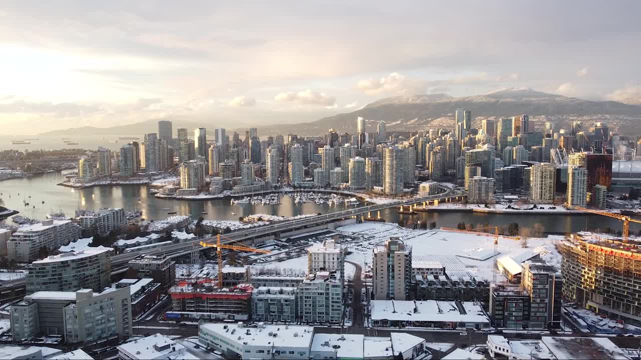 鸟瞰图温哥华市中心和大桥在伟大的日落光视频素材