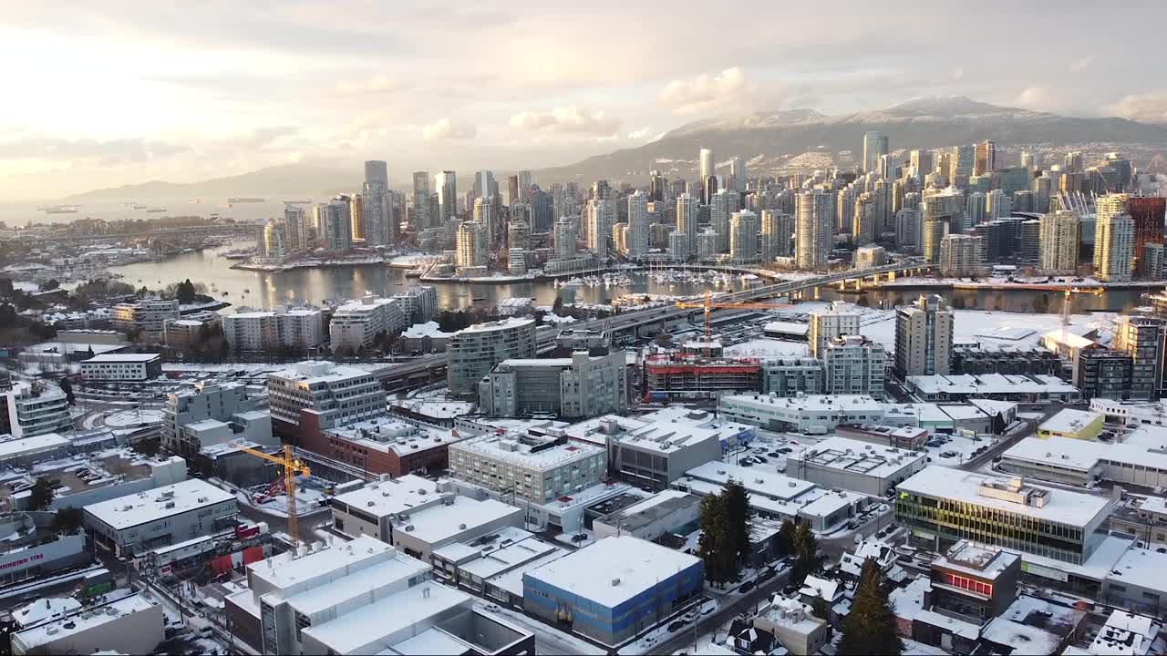温哥华市中心在冬季日落时的鸟瞰图视频素材