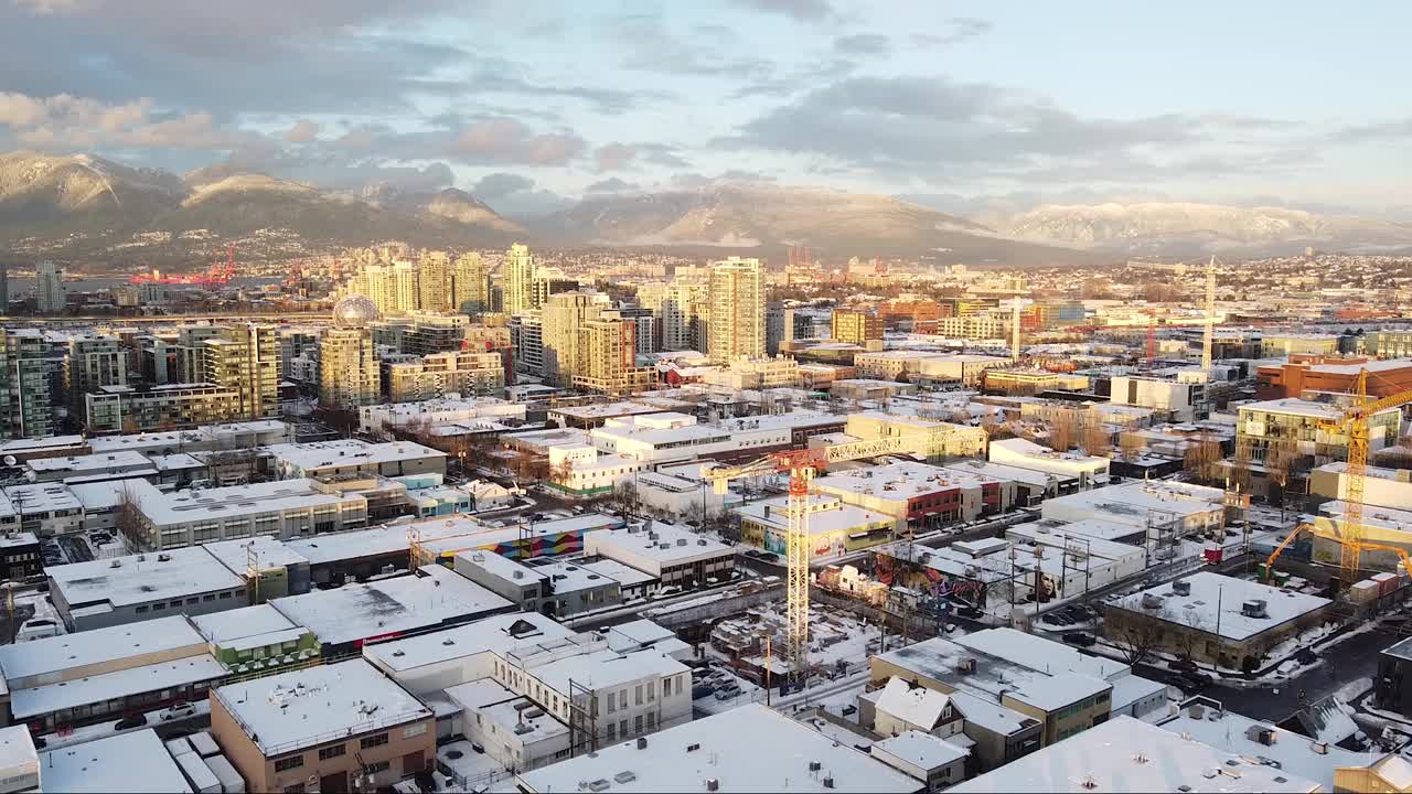 温哥华奥运村的黄色晚霞，屋顶被雪覆盖，一些建筑正在进行中视频素材