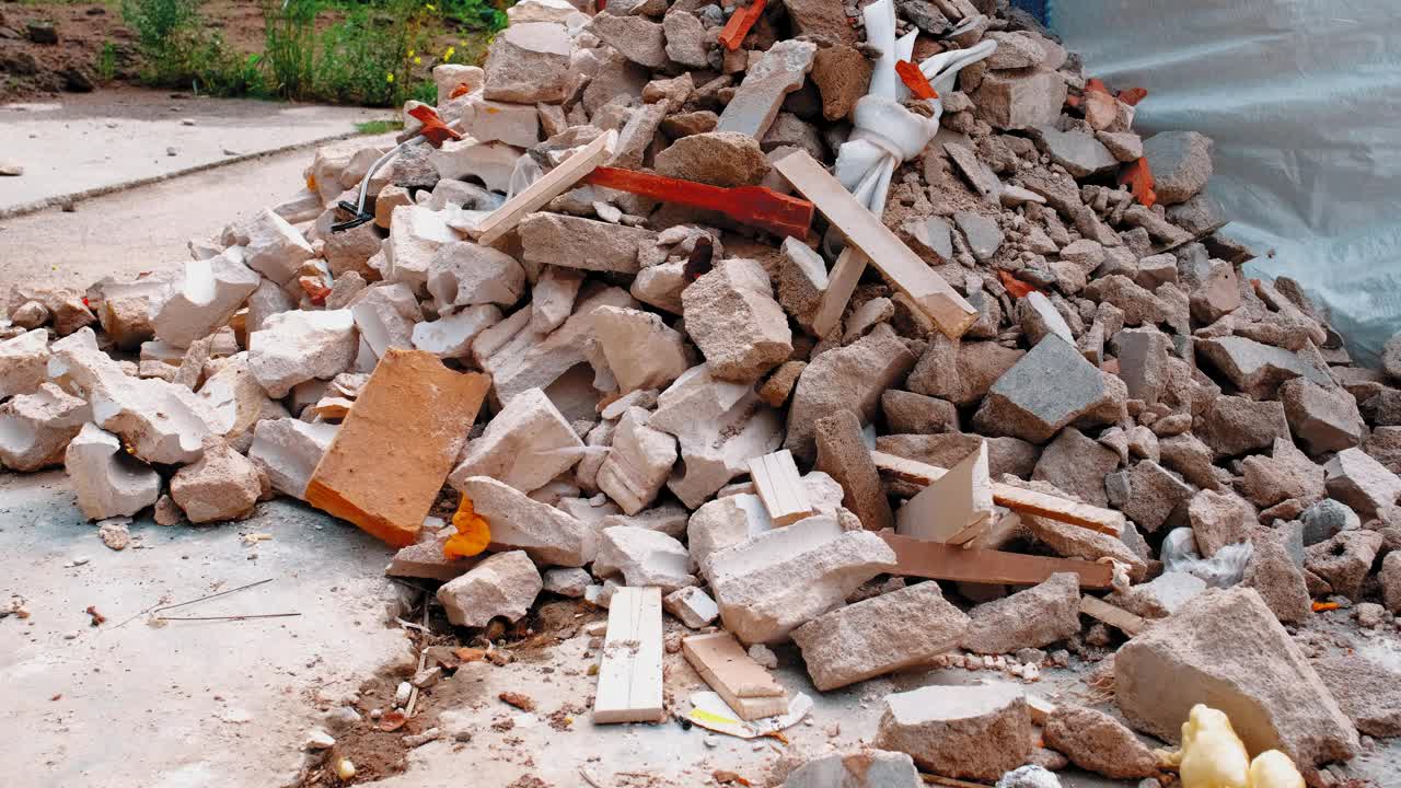 煤渣砌块、水泥和各种潜在危险有毒建筑垃圾的堆放视频下载