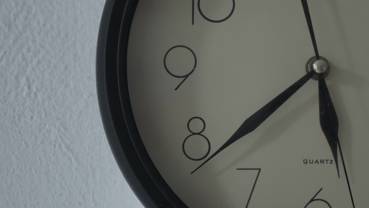 白色墙上的时钟视频素材