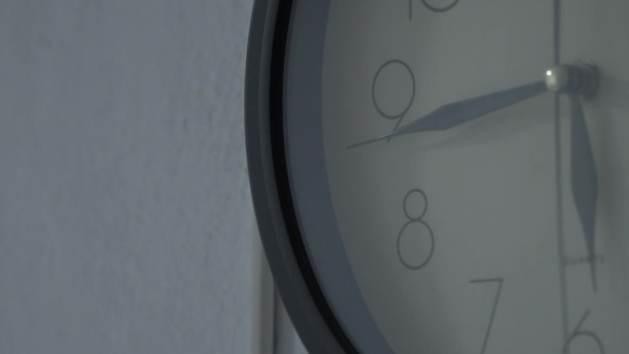 白色墙上的时钟视频素材