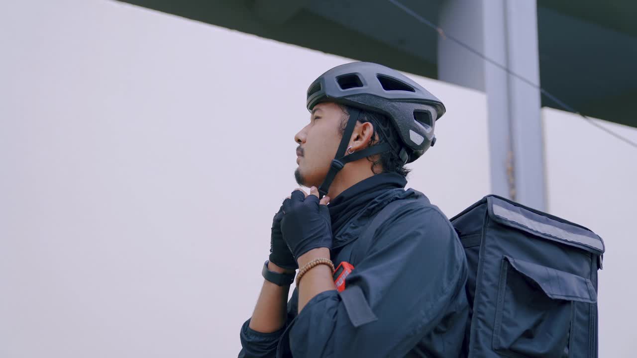 在城市里骑自行车送食物的人。视频素材