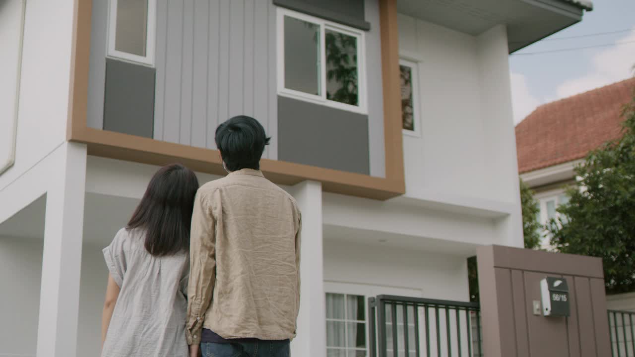 一对亚洲夫妇拿着他们新房子的钥匙视频下载