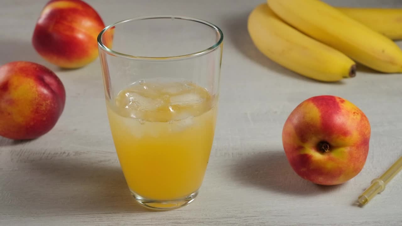 将美味的生果汁倒入玻璃杯中。健康清爽的素食夏季鸡尾酒视频下载