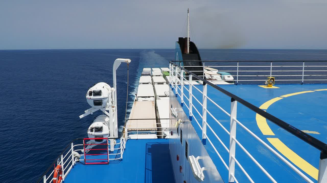 在地中海航行的轮船(渡船)的甲板。视频下载