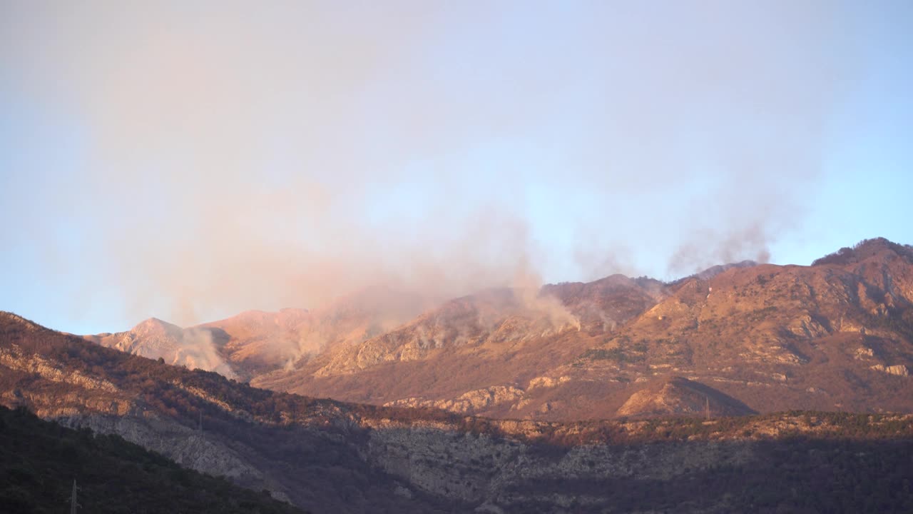 蓝色的天空被山上森林大火的烟雾所覆盖视频素材