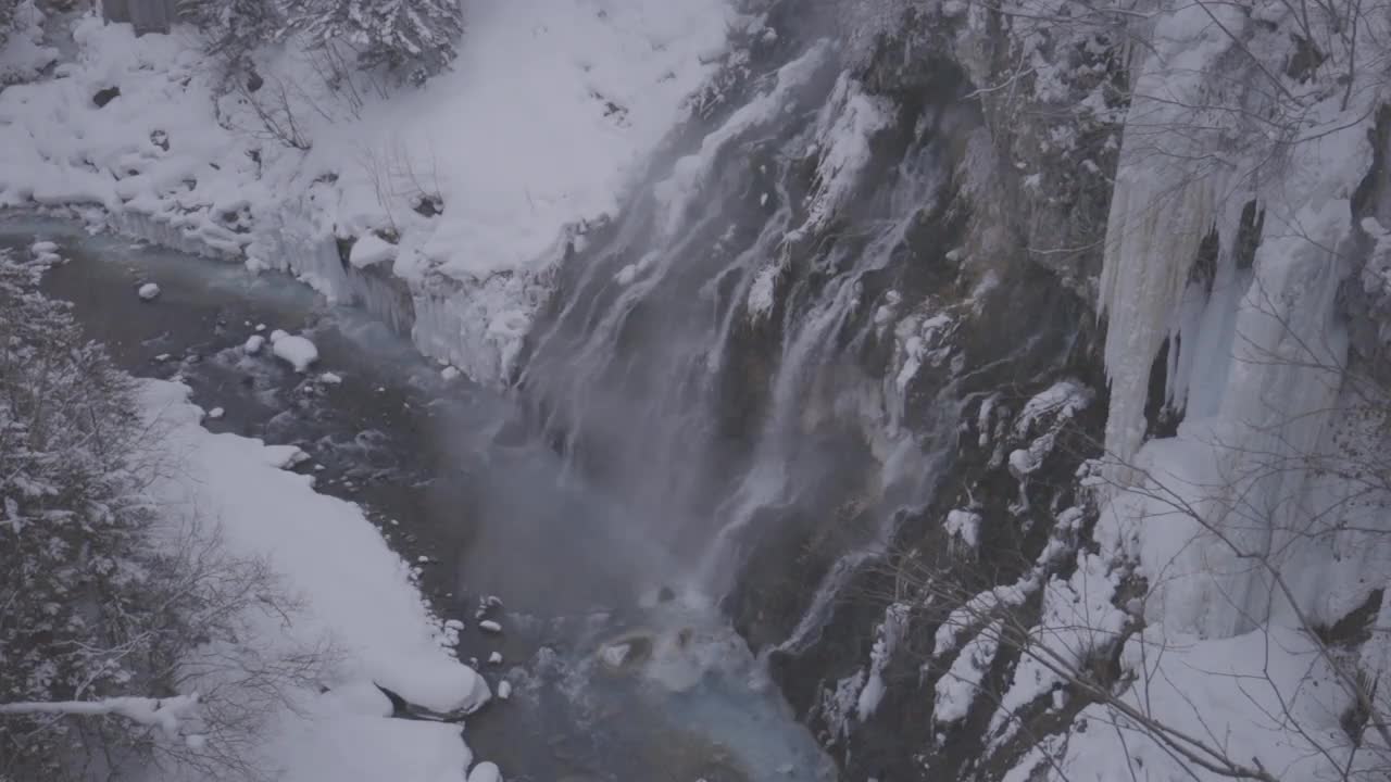 两张照片，白朗瀑布在冬季的Biei视频下载