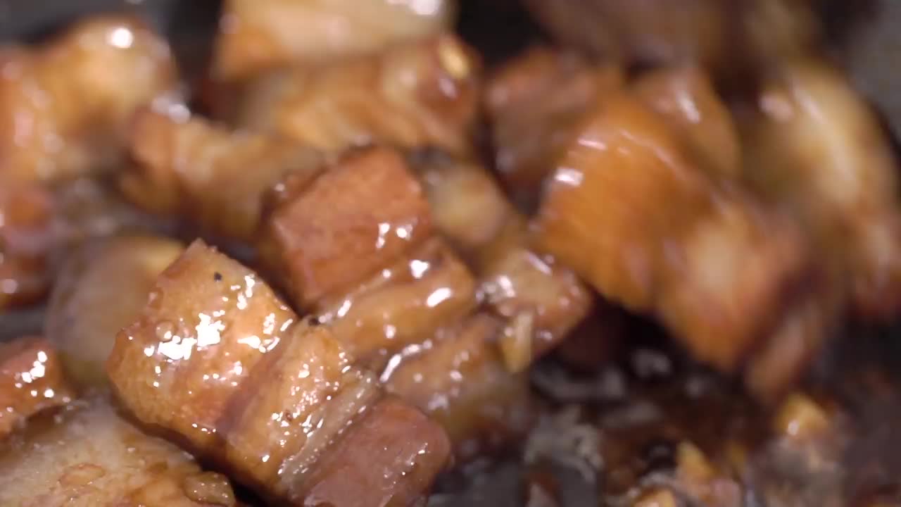 用黑胡椒，大蒜和甜酱炒猪肉块，甜酱炒猪肉视频下载