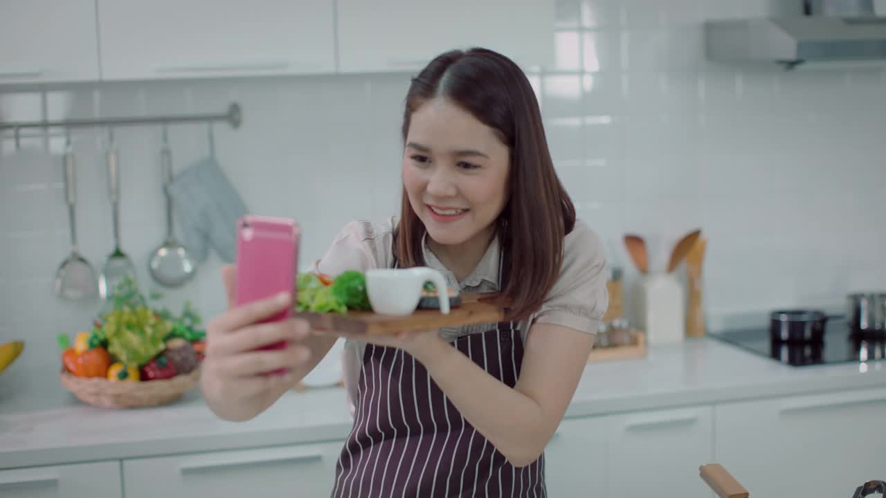 美女直播和自拍三文鱼蔬菜沙拉通过社交媒体，看起来很开心-生活方式健康饮食，健康生活方式，4K分辨率，视频下载