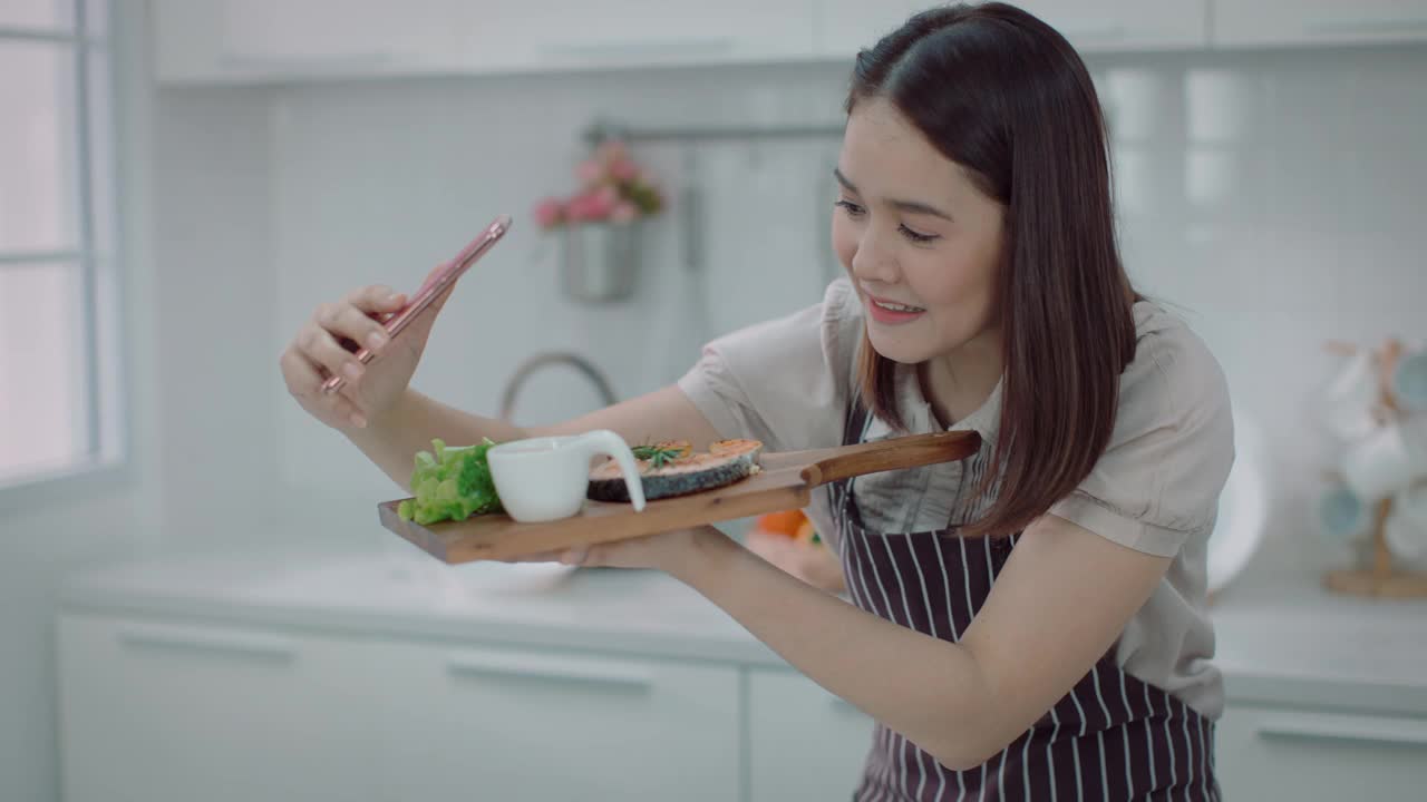 美女直播和自拍三文鱼蔬菜沙拉通过社交媒体，看起来很开心-生活方式健康饮食，健康生活方式，4K分辨率，视频下载