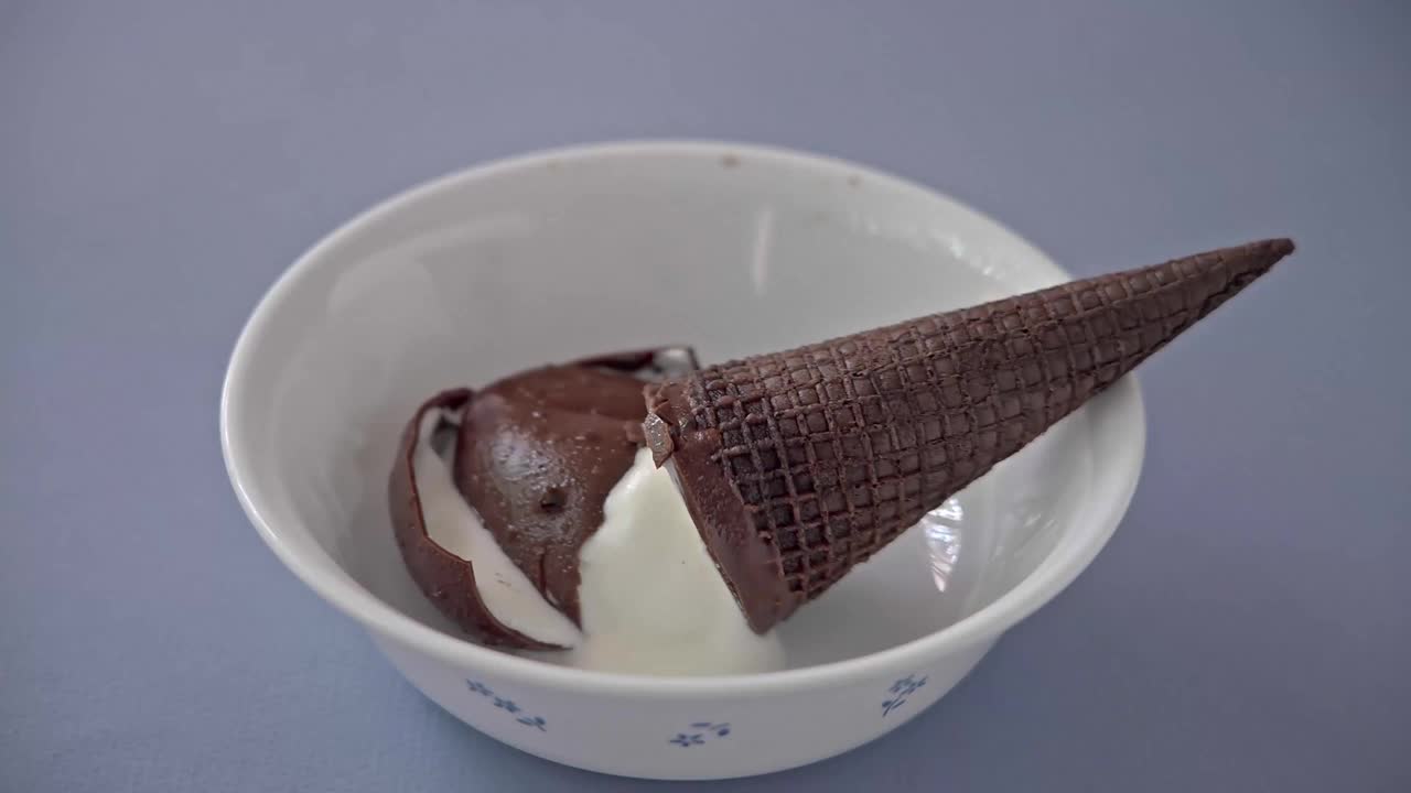 融化的冰淇淋和棕色的蛋筒视频素材