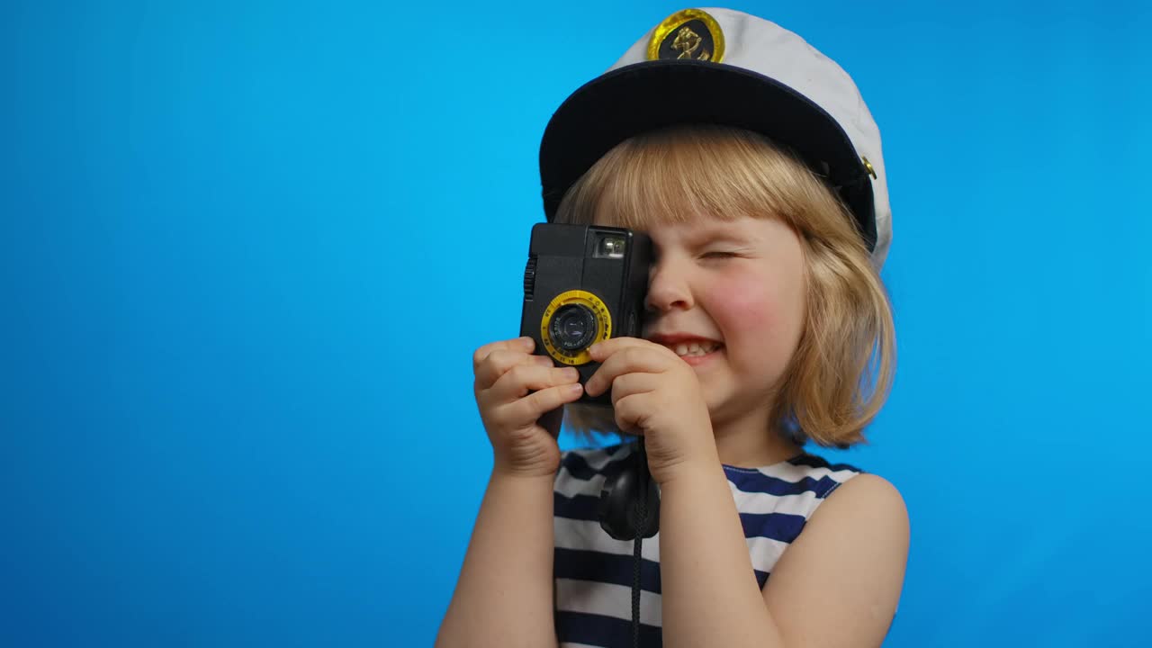 穿着水手服的小女孩正在用复古相机拍照视频下载