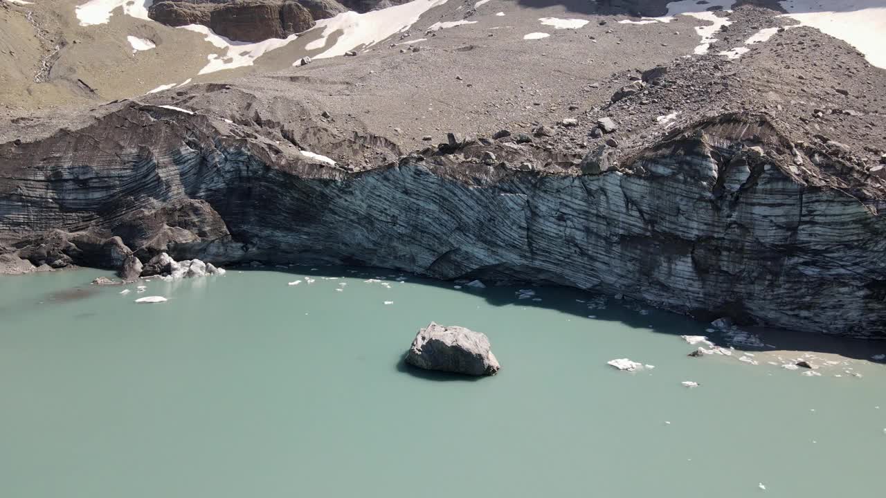 从空中俯瞰瑞士阿尔卑斯山的冰川和它的冰川视频下载