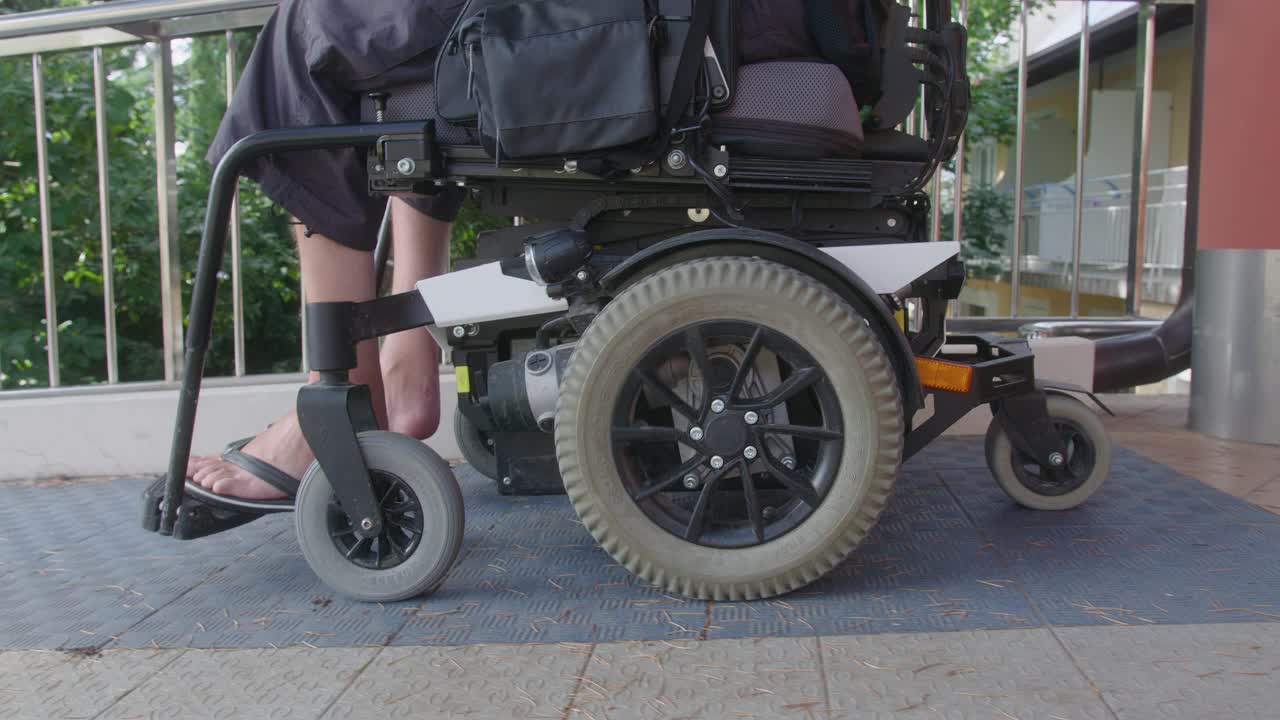 斜坡上坐轮椅的人视频素材