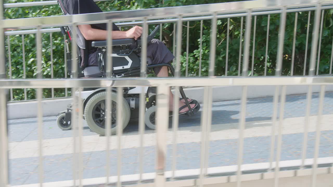斜坡上坐轮椅的人视频素材