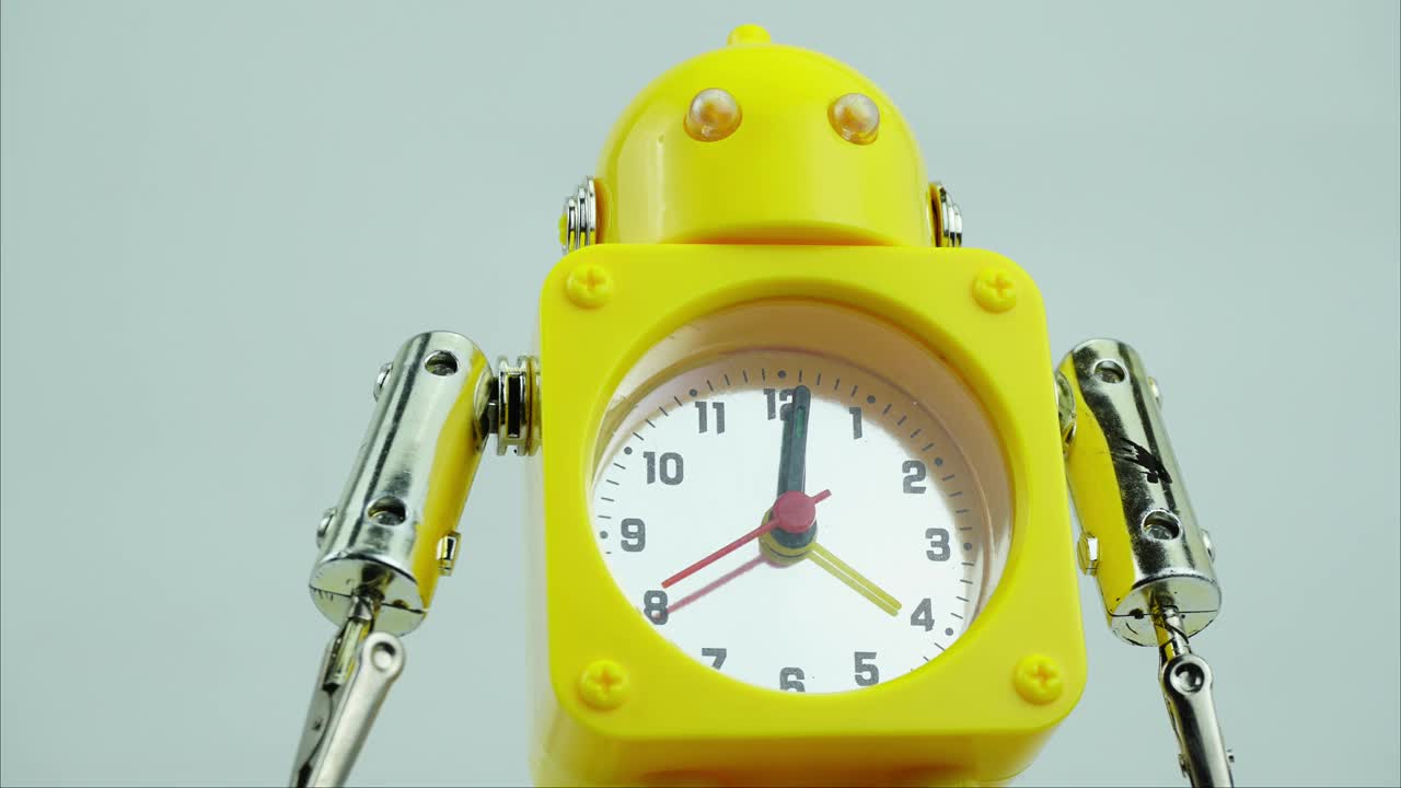 黄色机器人手表12点。视频素材