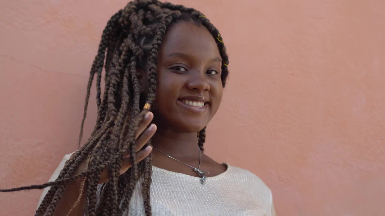 微笑的非洲女人肖像视频素材