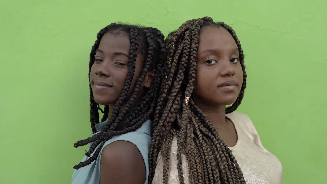 非洲女人背靠背地笑视频素材