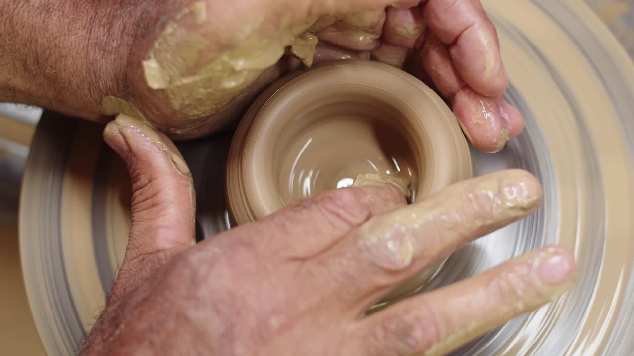 手专业陶工陶罐与帮助陶工的车轮，俯视图，特写。艺术观念与人才视频素材