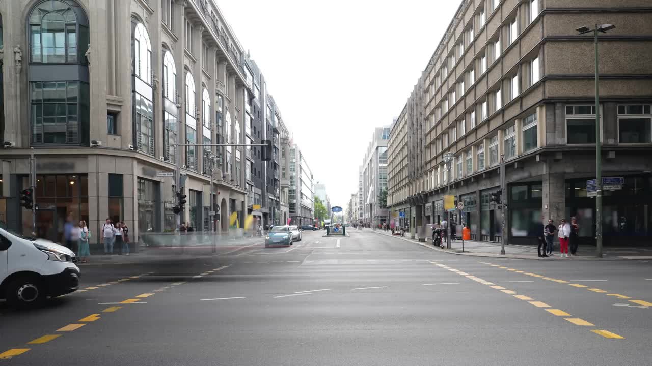 繁忙城市交通十字路口的人行横道视频素材