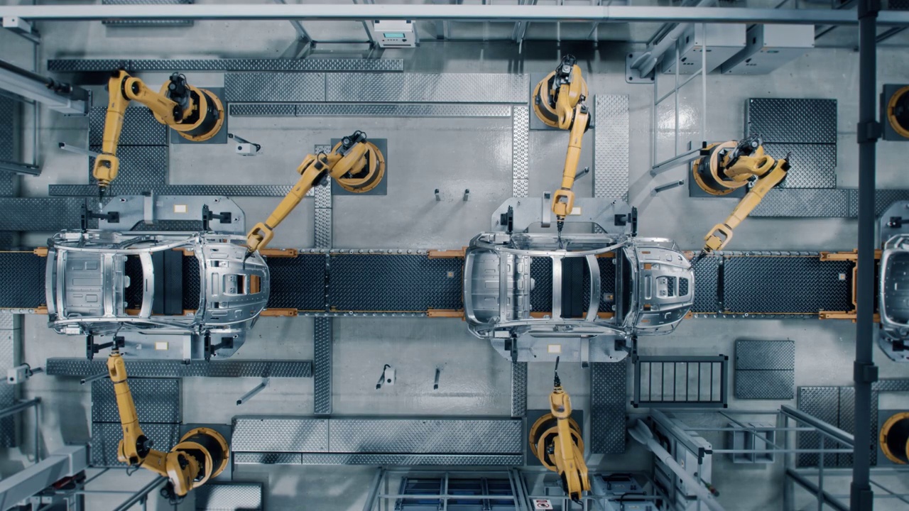 空中汽车工厂3D概念:自动化机器人手臂装配线制造先进的高科技绿色能源电动汽车。建筑，建筑，焊接工业生产输送机视频下载