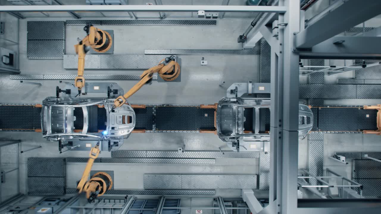 空中汽车工厂3D概念:自动化机器人手臂装配线制造高科技绿色能源电动汽车。建筑，焊接工业生产输送机。Top View Time-Lapse Loop视频素材