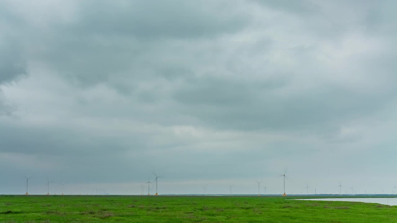 海滩上的风力发电站视频素材