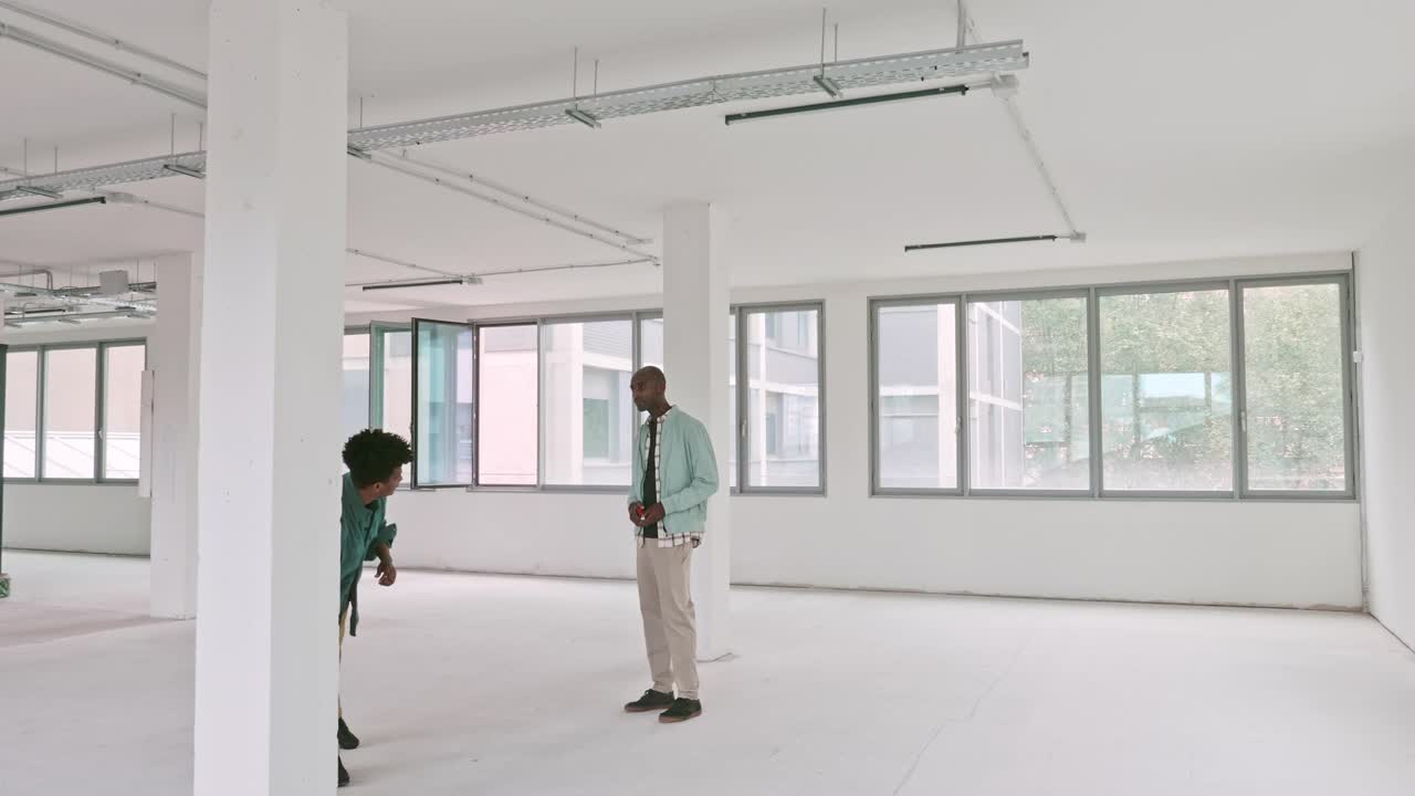 黑人男性房地产经纪人和客户参观空置的办公空间视频素材