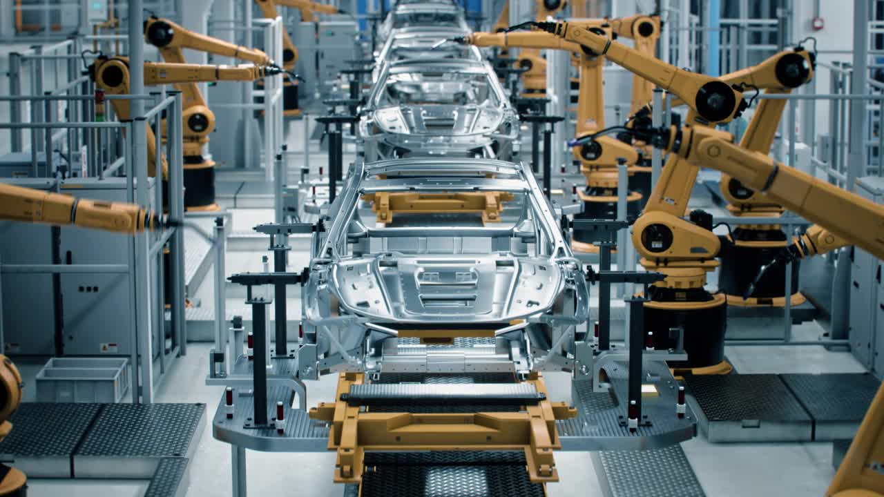 汽车工厂3D概念:自动化机器人手臂装配线制造高科技绿色能源电动汽车。自动化施工，建筑，焊接工业生产输送机。前视图视频素材