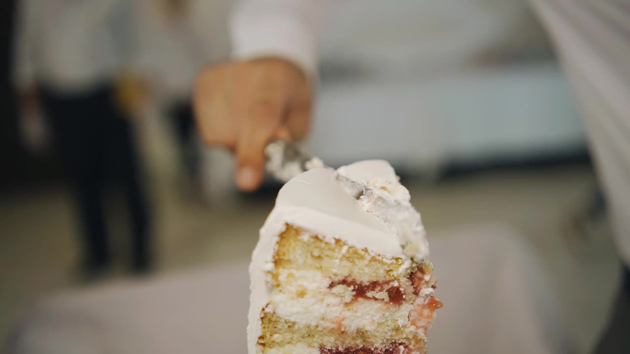 用刀切蛋糕的超级特写。摄像机跟着刀片。酷镜头视频下载