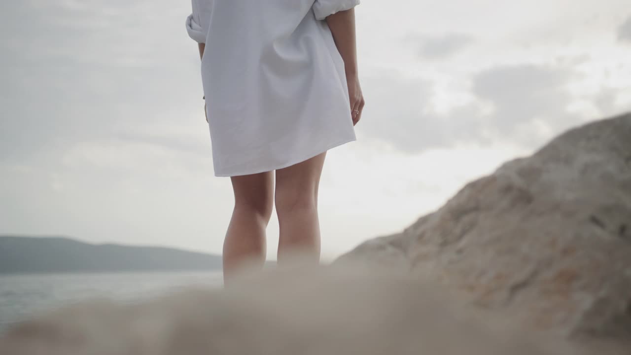 女人站在沙滩上的低角度视频素材