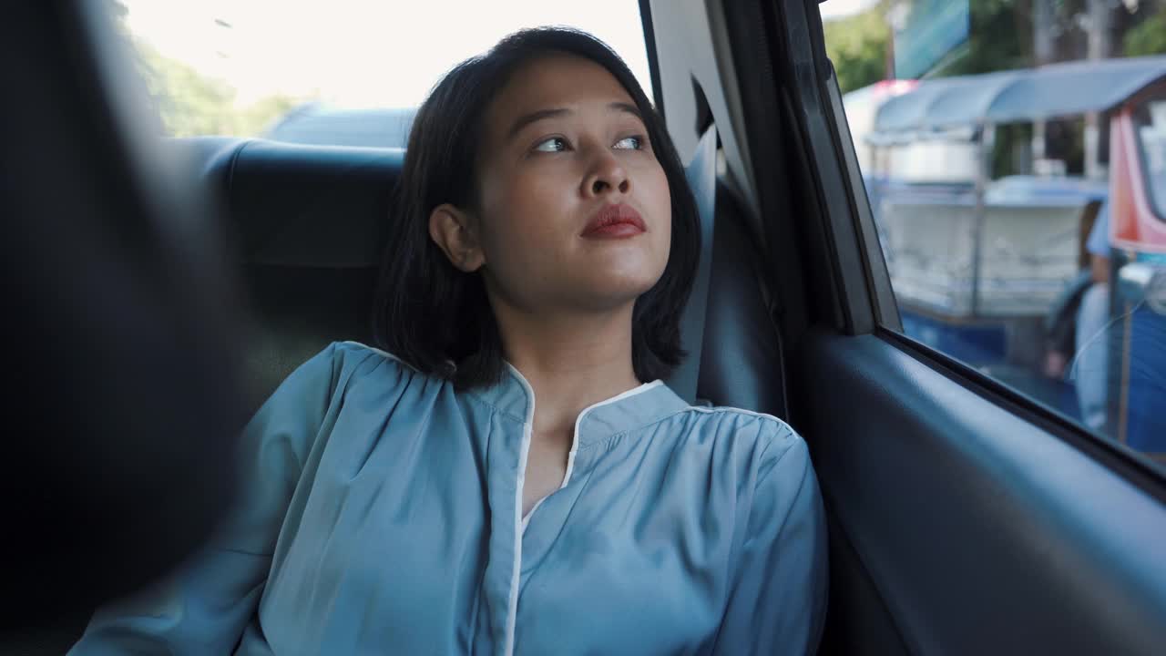 亚洲女人在车里打盹视频下载