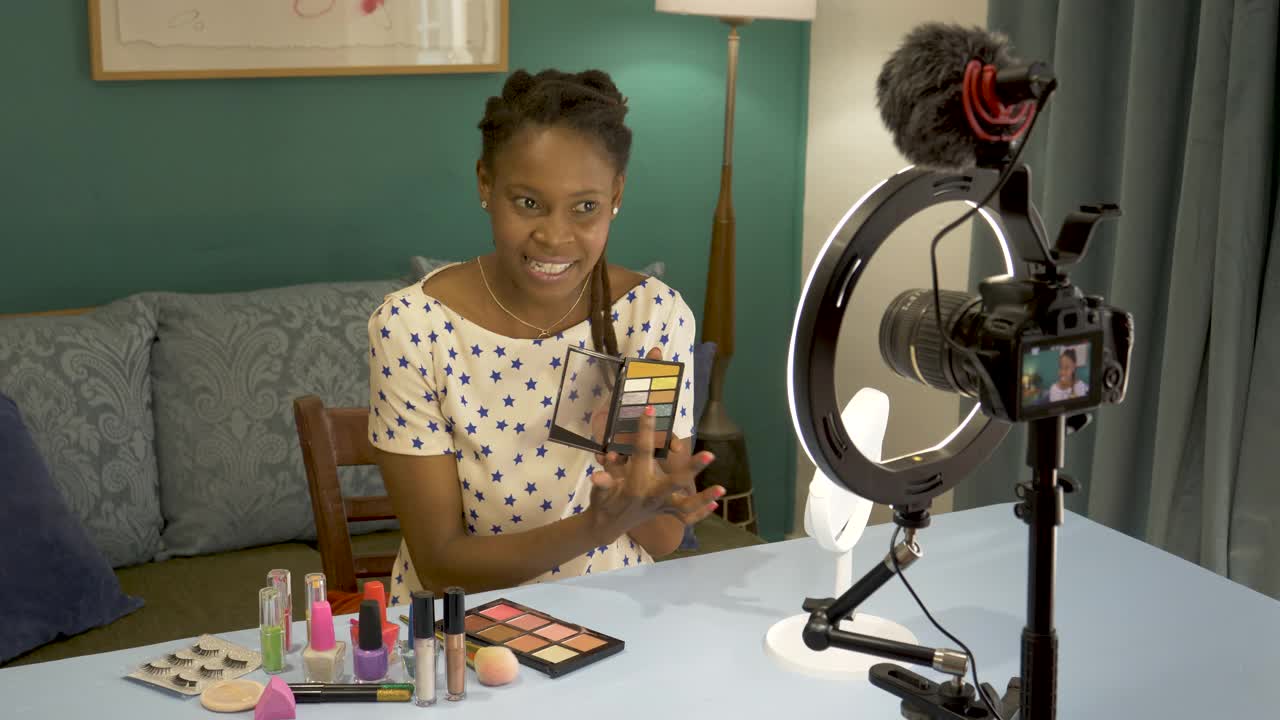 一名年轻的黑人女性拍摄美容化妆视频博客视频下载