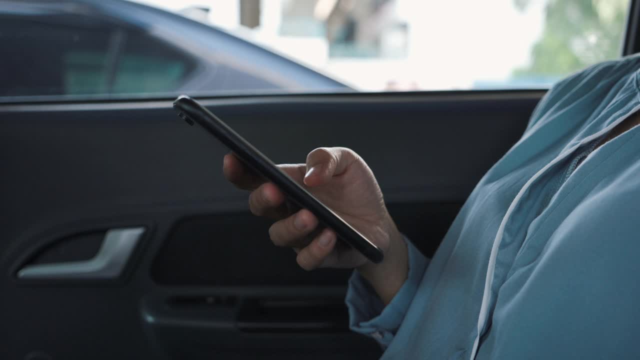 亚洲女性在车里使用智能手机视频素材