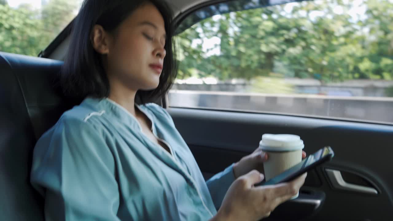 亚洲女商人在车里喝咖啡视频素材
