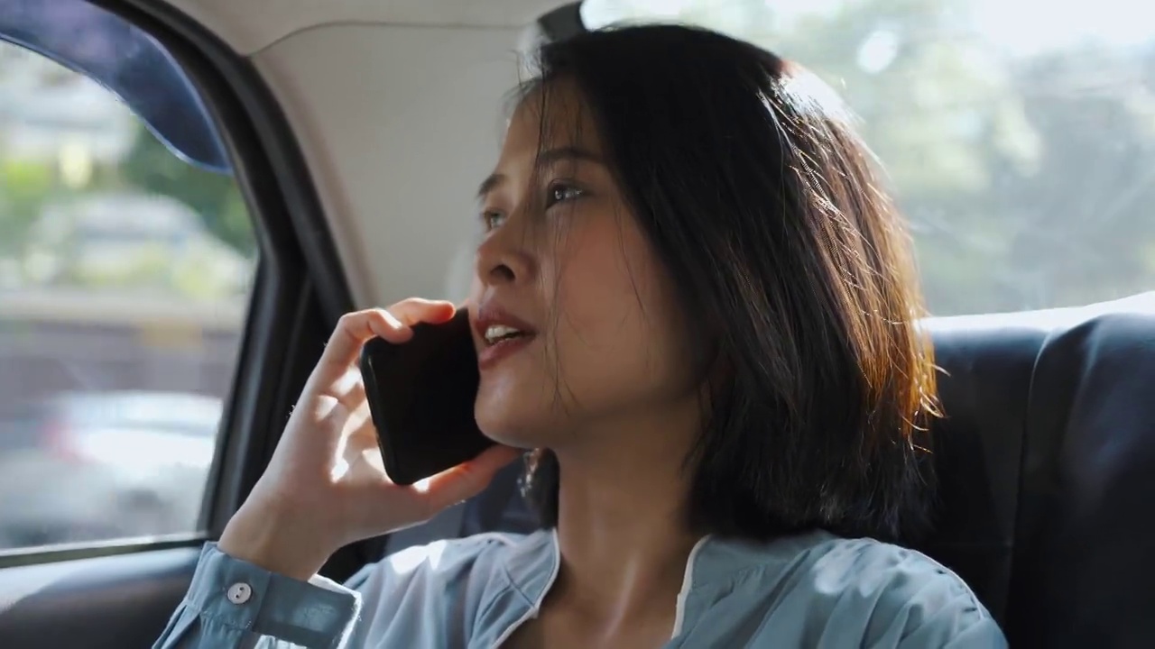 亚洲女人在车里打电话视频素材