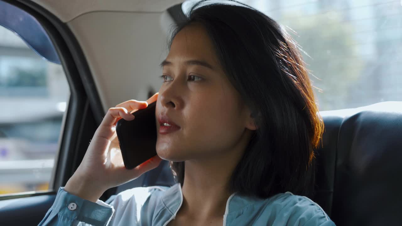 亚洲女人在车里打电话视频素材