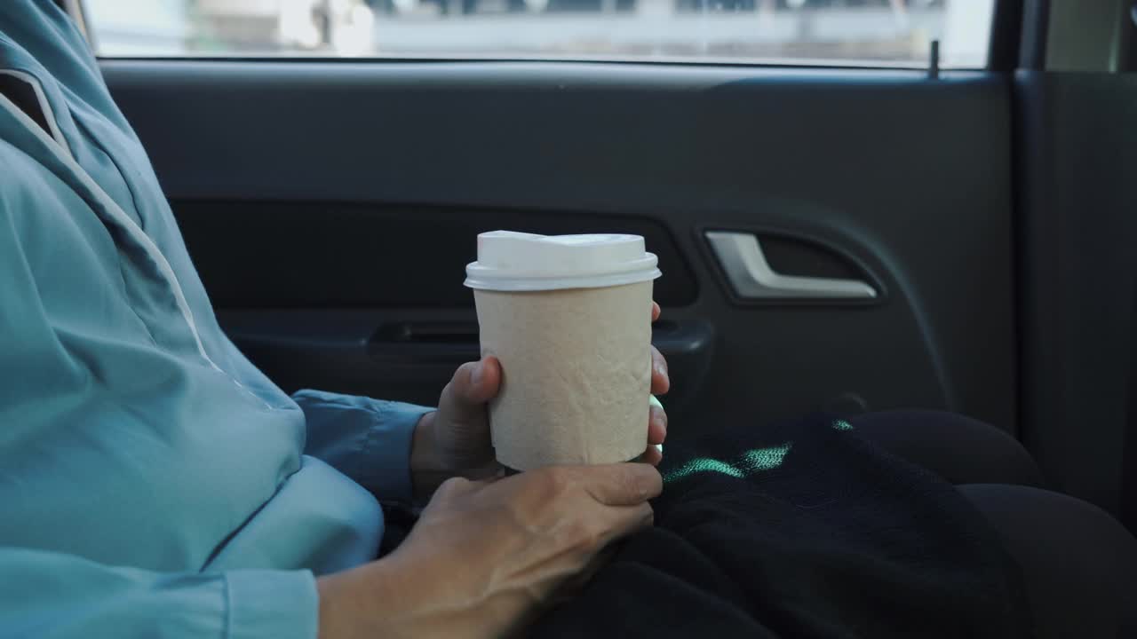 亚洲女商人在车里喝咖啡视频素材