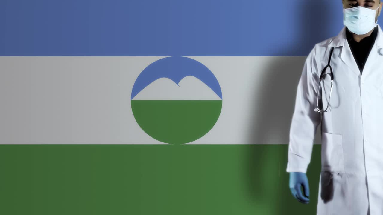 巴尔卡里亚卡巴尔卡里亚带国旗的医生视频素材