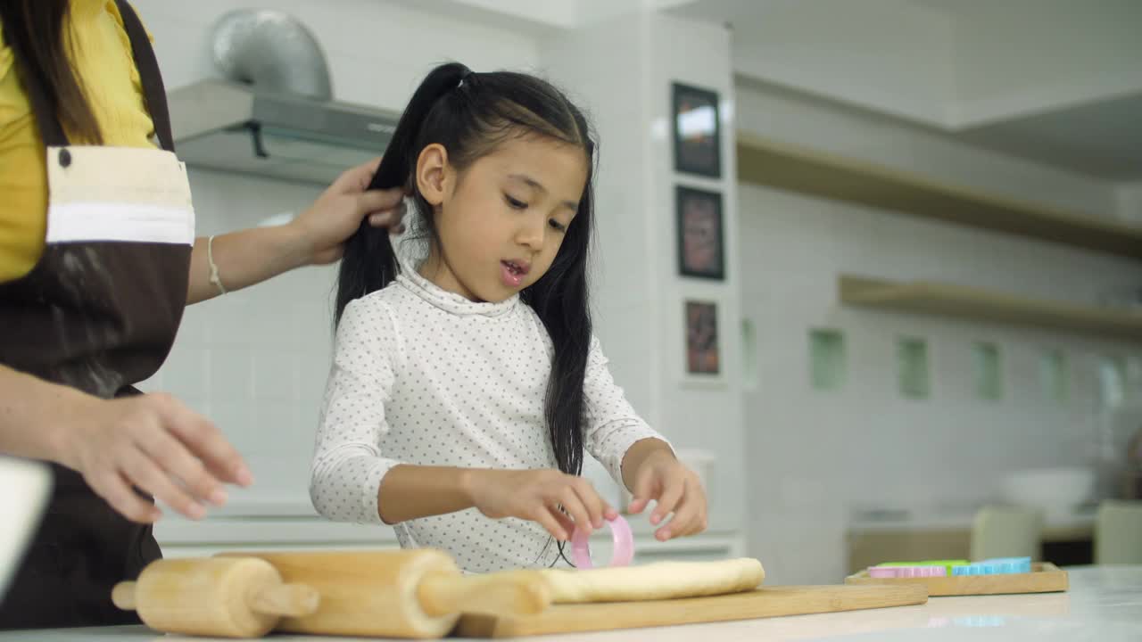 单亲妈妈和她的女儿一起在厨房里做饼干视频下载