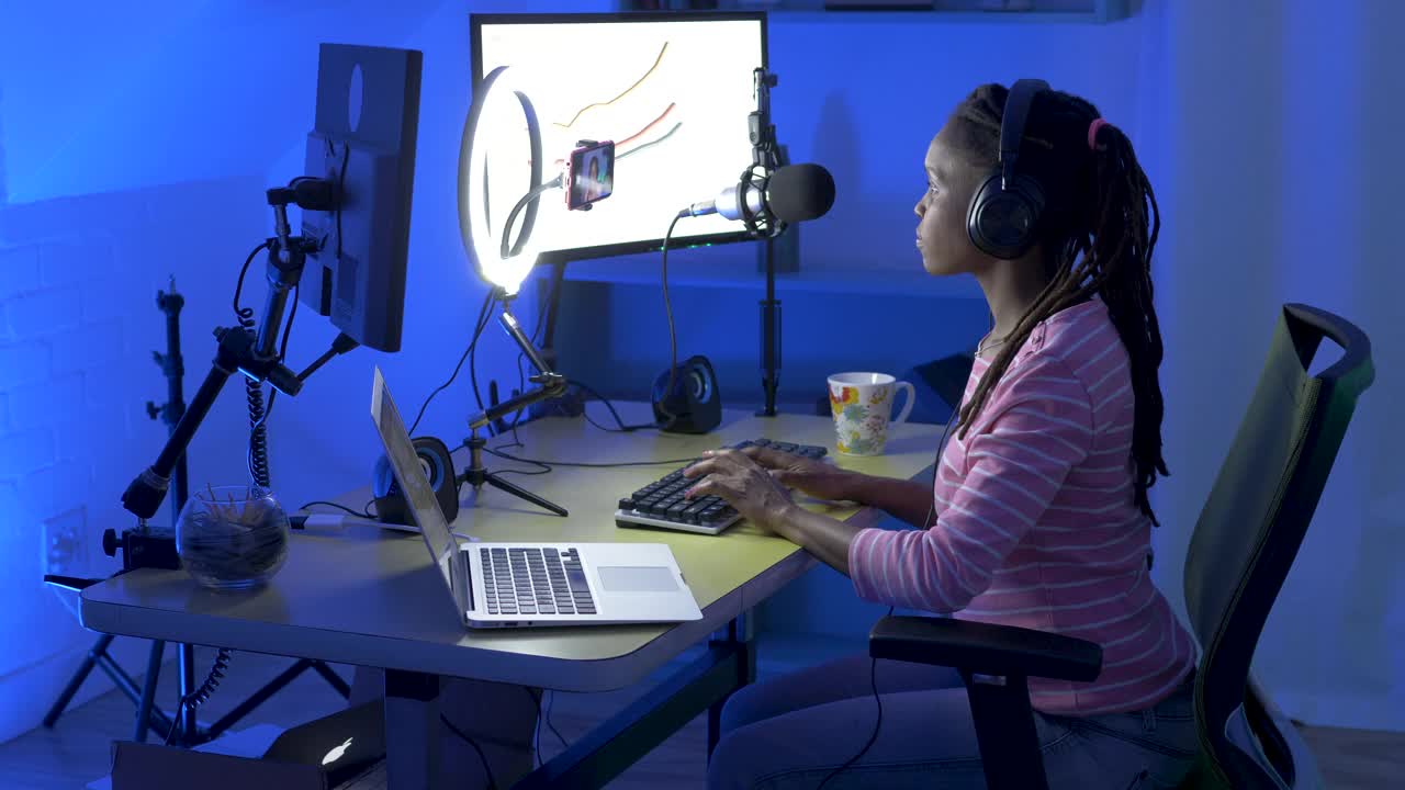 一名年轻黑人女性在录制商业播客视频素材