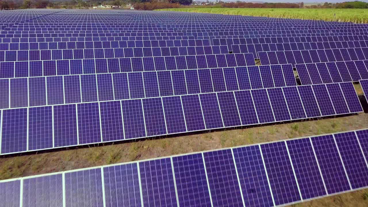 数百个太阳能模块或成排的太阳能板在大面积清洁能源生产上的航拍图像。无人机的视角视频素材