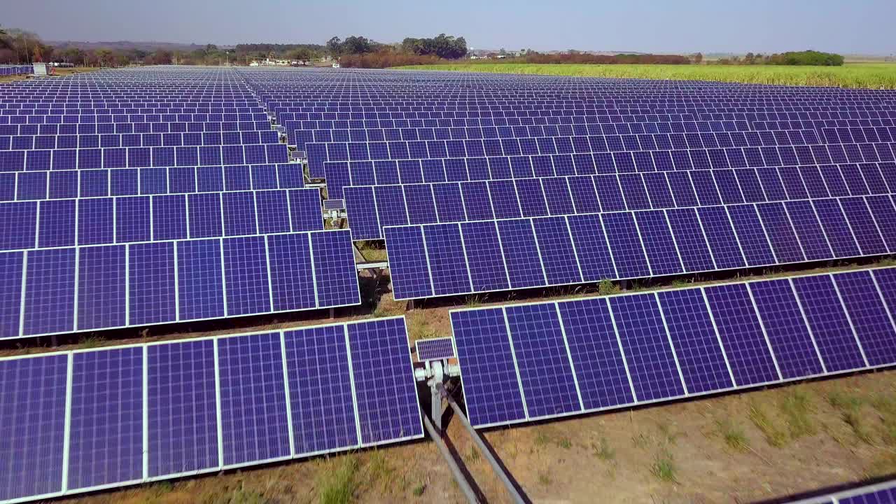 数百个太阳能模块或成排的太阳能板在大面积清洁能源生产上的航拍图像。无人机的视角视频素材
